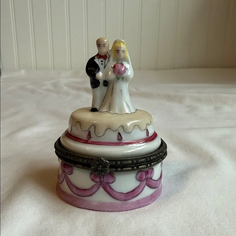 Wedding Cake Topper with Bride and Groom Figurine